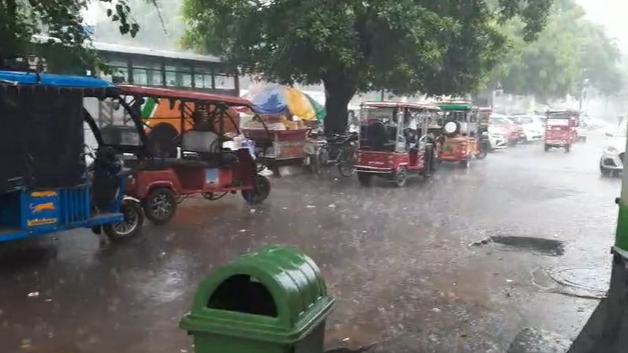 Roads and streets overflowed due to torrential rains for the second day, low lying areas filled with water.