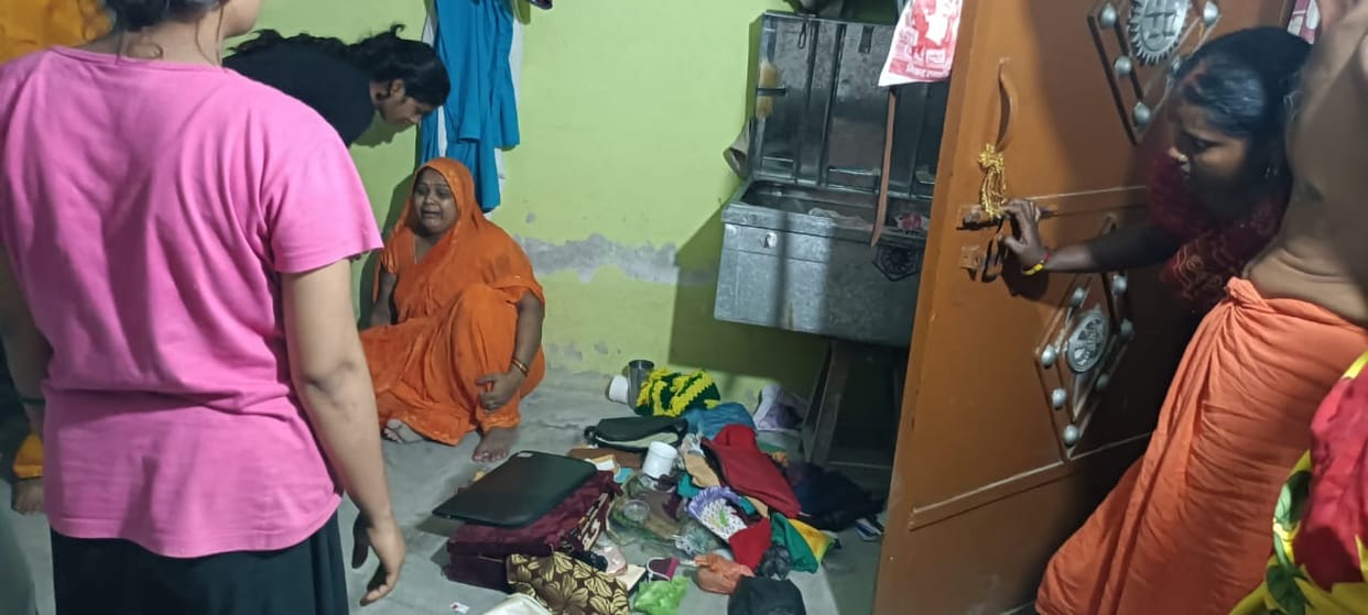 family sleeping on roof in azamgarh thieves stole jewellery worth lakhs along with cash