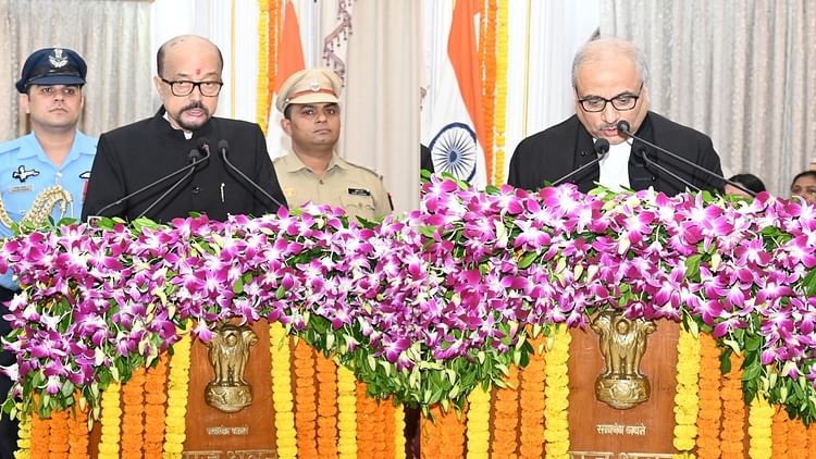 CG News: छत्तीसगढ़ के 10वें राज्यपाल ने संभाला पदभार; रमेन डेका ने ली पद और गोपनीयता की शपथ, जानें इनकी खासियत
