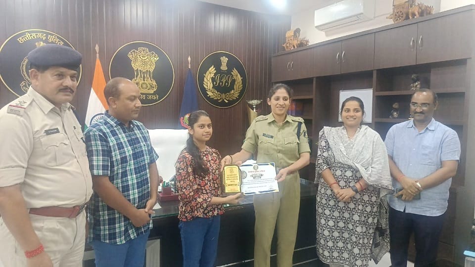 एसपी ने छात्रा को किया सम्मानित