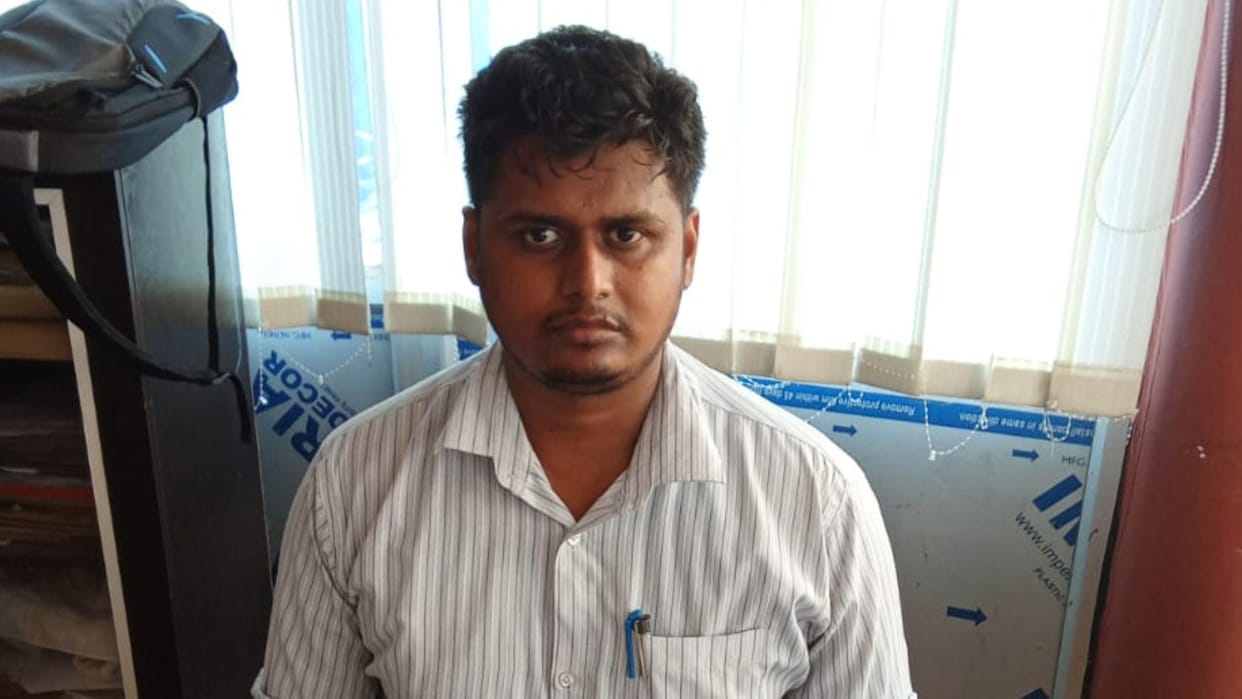 SLO office clerk arrested taking bribe in azamgarh anti-corruption team took action