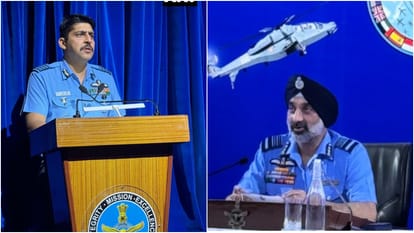 हवाई अभ्यास की जानकारी देते ग्रुप कैप्टन आशीष डोगरा और वायु सेना के उपप्रमुख एयर मार्शल एपी सिंह।