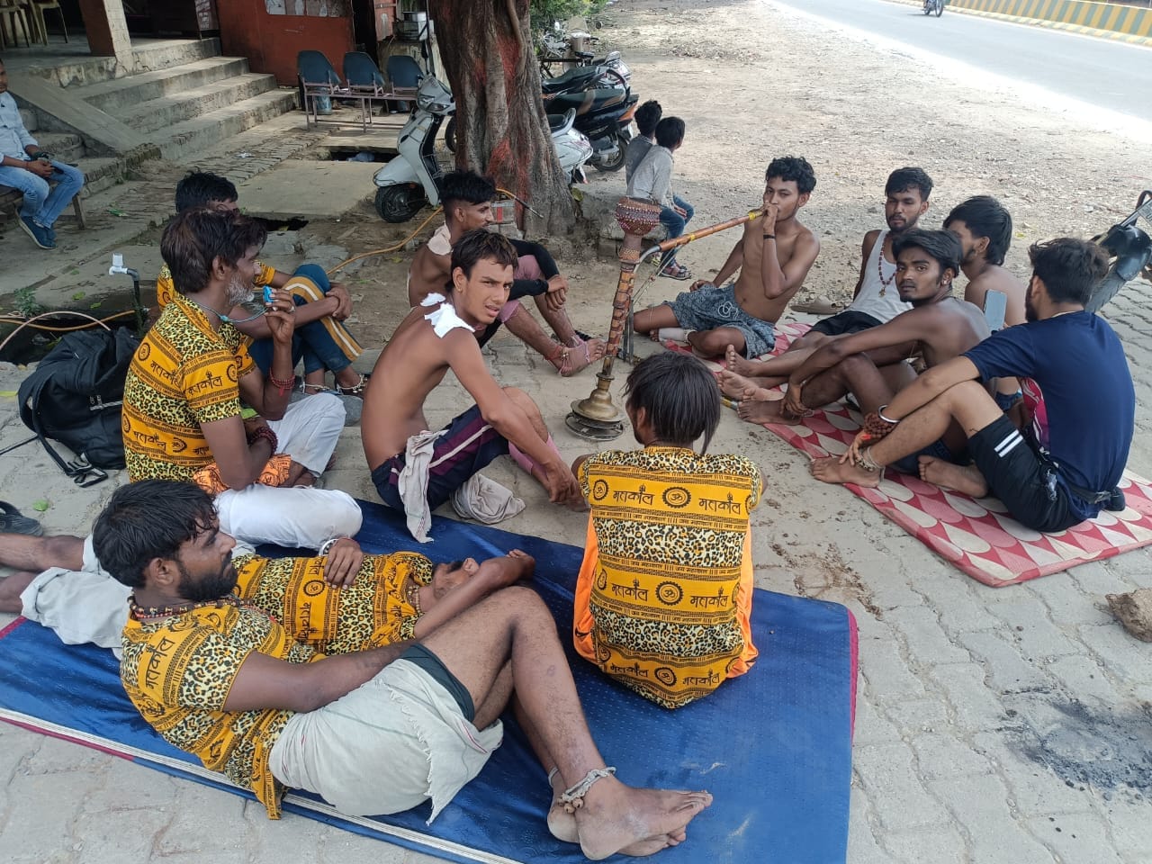 Kanwar Yatra in pics:  Shivbhakt moving forward with Bol Bam, a scene of Shiv Bhakti on the streets