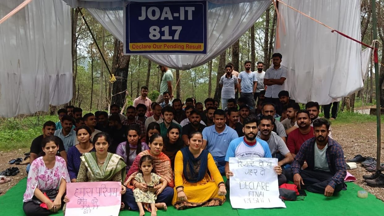 JOA Candidates Protest In Hamirpur One Candidate On Hunger Strike Is Suffering From Dengue