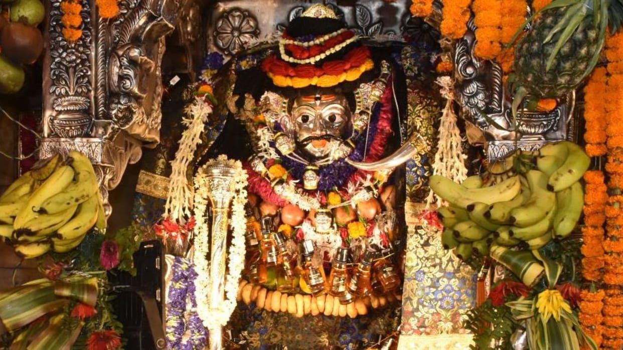 Sawan Kalbhairav was decorated with 108 bottles of liquor Amarnath Dham decorated with ice blocks