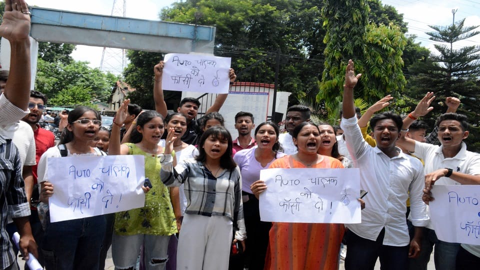 Angry students over rape of minor, threatened police station in haldwani