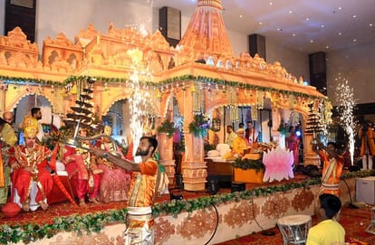 Sawan Kalbhairav was decorated with 108 bottles of liquor Amarnath Dham decorated with ice blocks