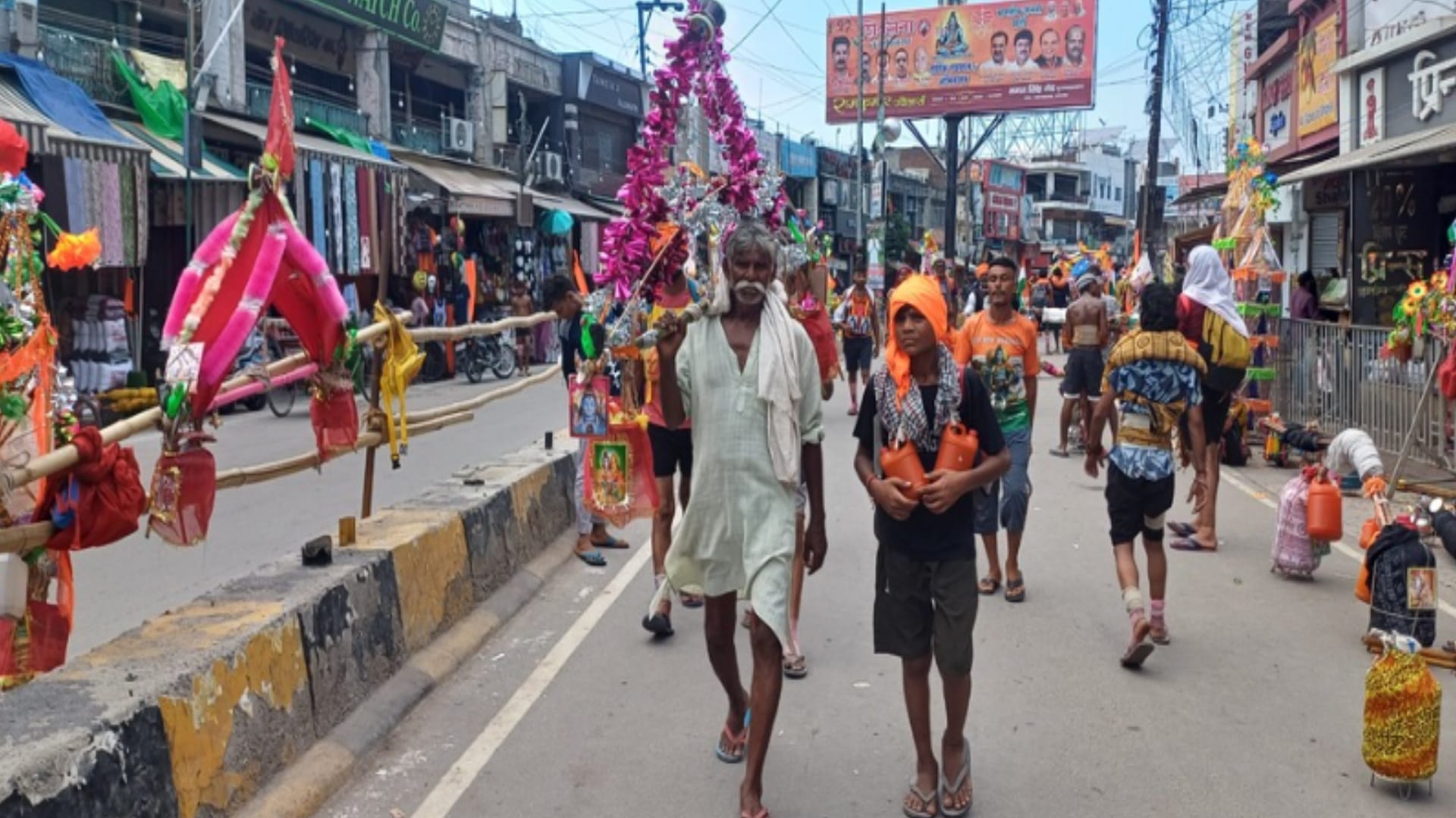 Kanwar Yatra in pics:  Shivbhakt moving forward with Bol Bam, a scene of Shiv Bhakti on the streets