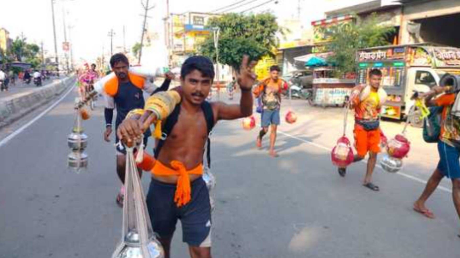 Kanwar Yatra in pics:  Shivbhakt moving forward with Bol Bam, a scene of Shiv Bhakti on the streets