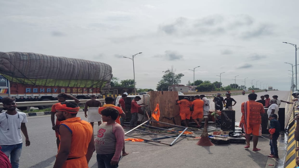 Half a dozen Kanwariyas injured when magic van overturns on the highway, condition of one critical