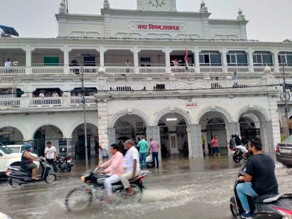Weather in UP: Heavy rain in Lucknow and nearby districts.