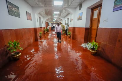 Weather in UP: Heavy rain in Lucknow and nearby districts.