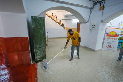 Weather in UP: Heavy rain in Lucknow and nearby districts.