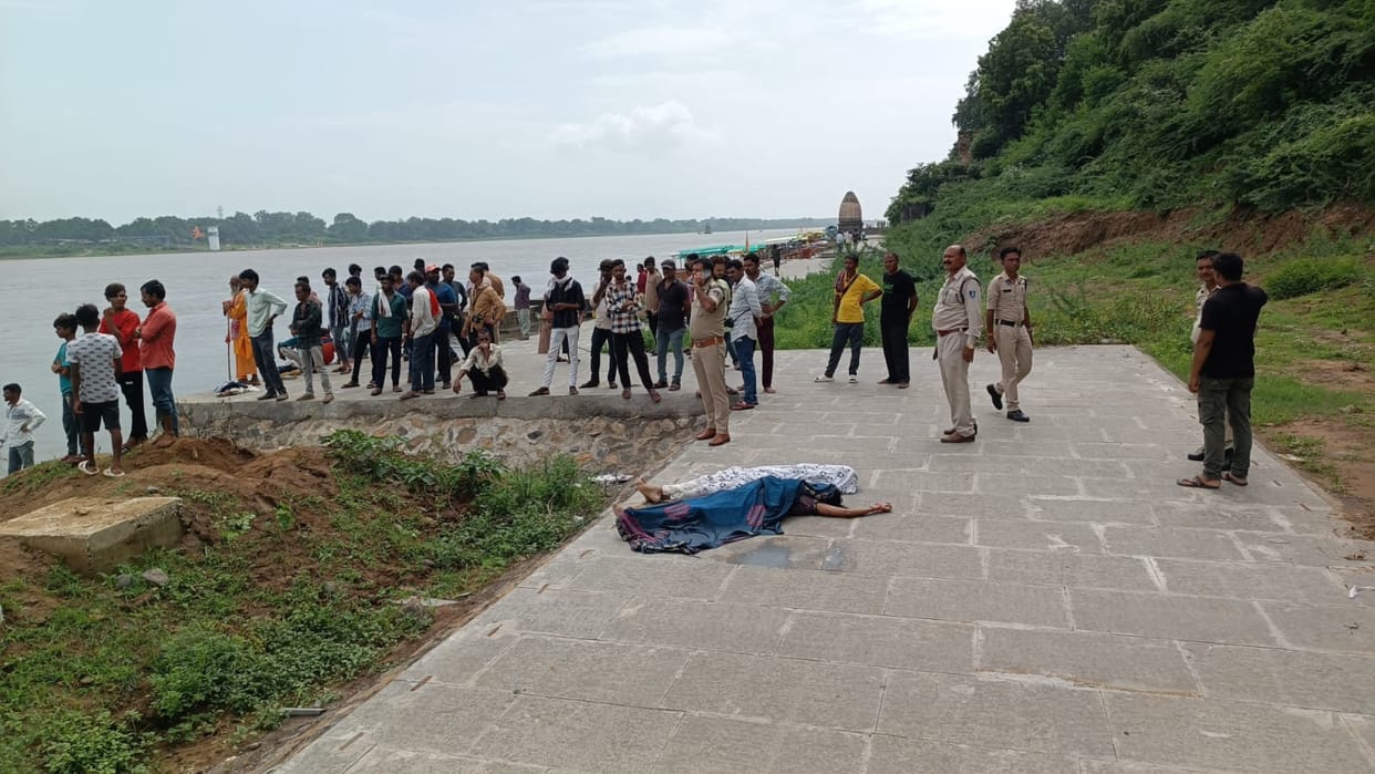 Indore: Mother, son and aunt died due to drowning in Narmada river in Maheshwar, family is from Indore.