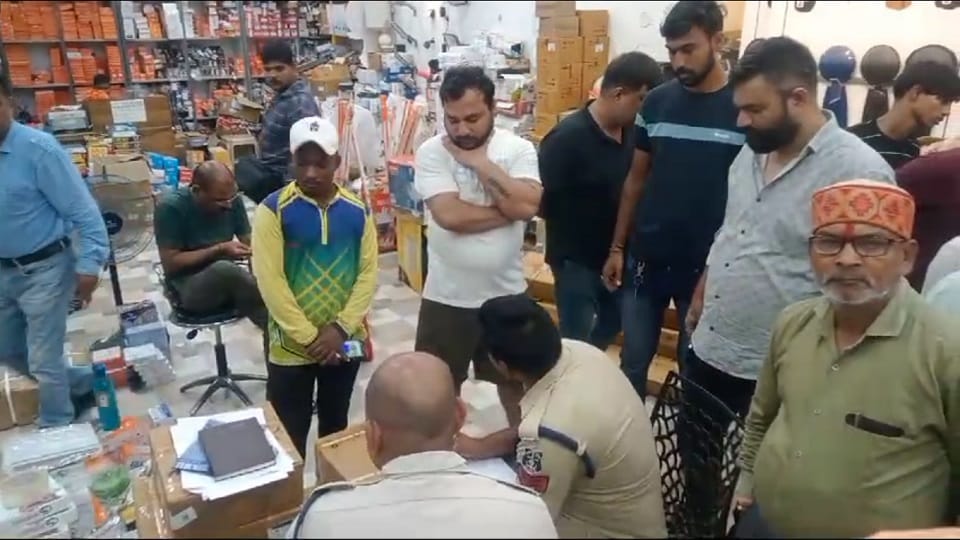 मौके पर पहुंची पुलिस आगे की कार्रवाई में जुटी