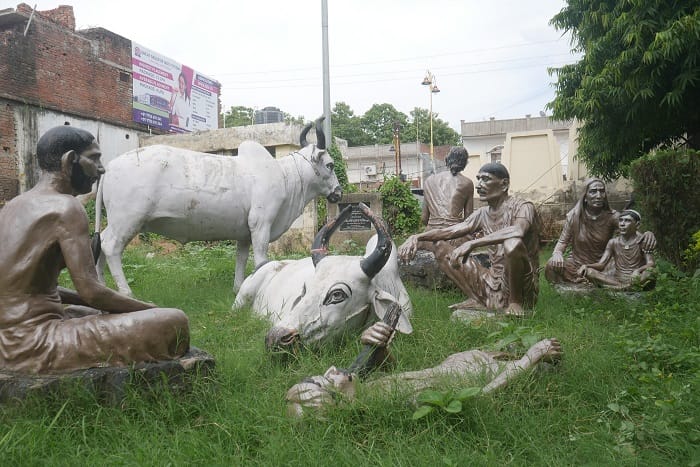 Birth anniversary Munshi Premchand symbol of the story do bailon ki katha bad condition in lamahi varanasi