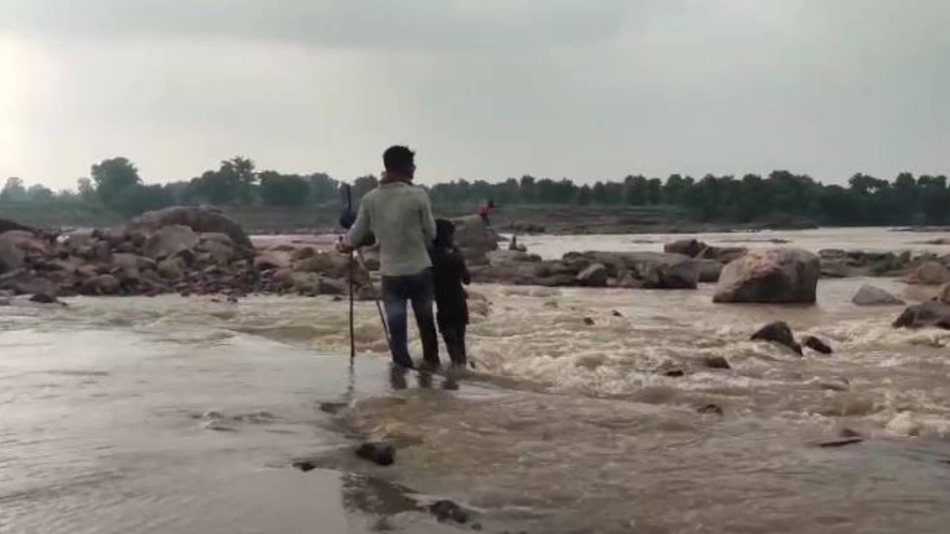Chhatarpur Innocent people risking their lives for fish if they make mistake they will end up jaws of death