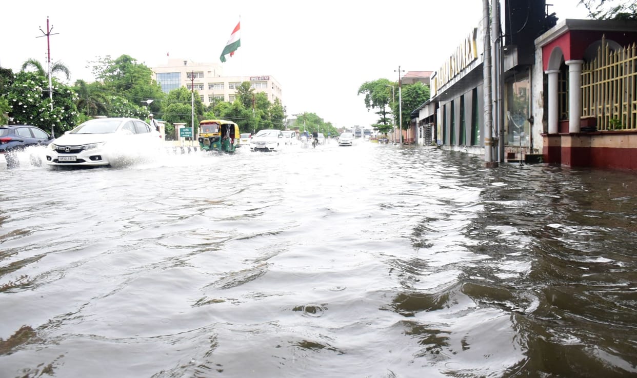 Lucknow: The capital of UP became like a pond after one and a half hour rain, many areas were submerged in wa