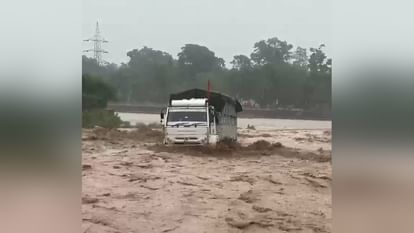 Uttarakhand Weather Kanwar pilgrims Truck swept away from Kharkhari Sukhi Nadi flood heavy rain in Haridwar