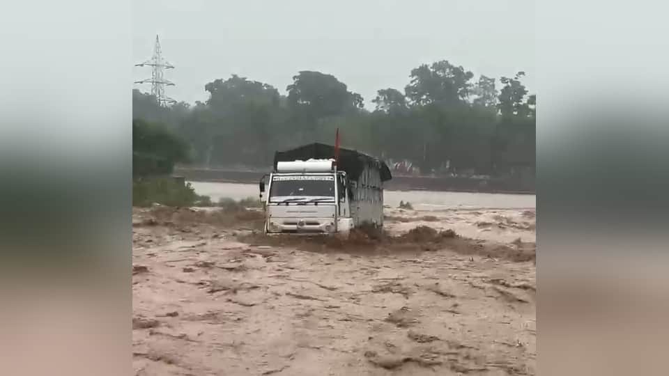 Uttarakhand Weather Kanwar pilgrims Truck swept away from Kharkhari Sukhi Nadi flood heavy rain in Haridwar