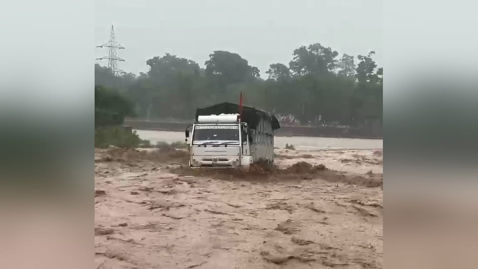 Uttarakhand Weather Kanwar pilgrims Truck swept away from Kharkhari Sukhi Nadi flood heavy rain in Haridwar