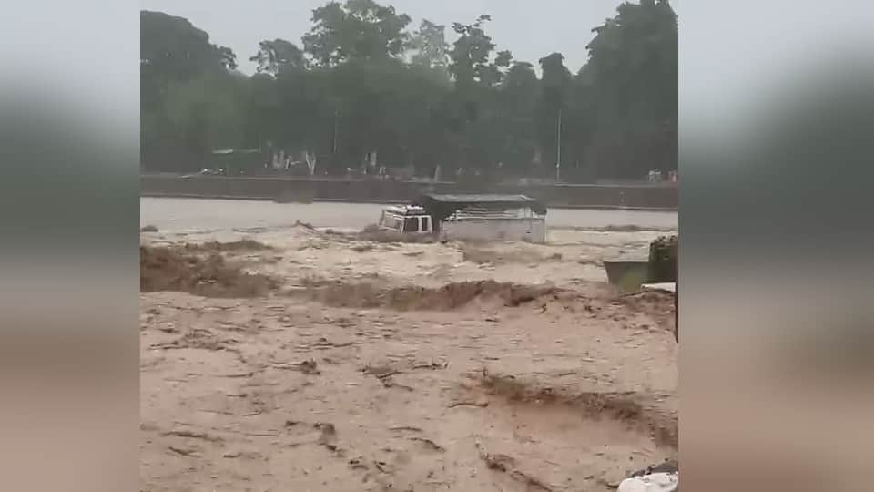 Uttarakhand Weather Kanwar pilgrims Truck swept away from Kharkhari Sukhi Nadi flood heavy rain in Haridwar