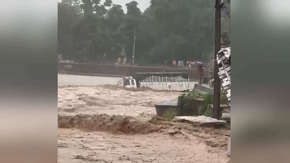 Uttarakhand Weather Kanwar pilgrims Truck swept away from Kharkhari Sukhi Nadi flood heavy rain in Haridwar