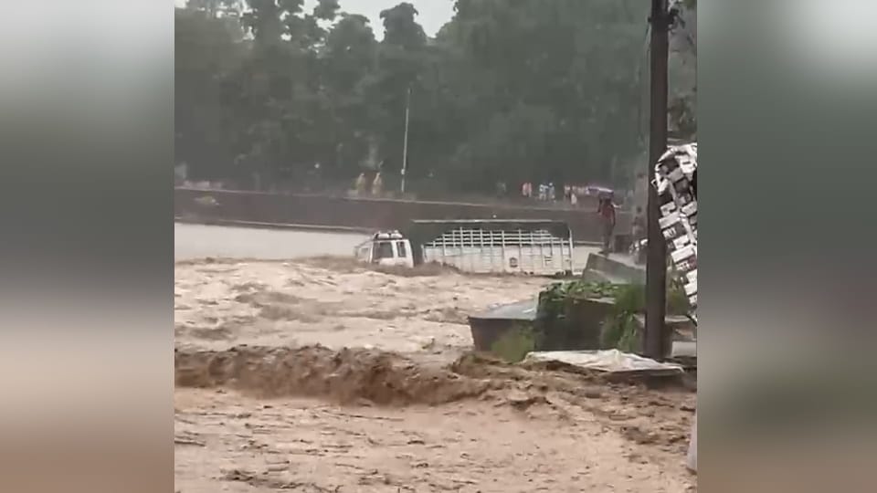Uttarakhand Weather Kanwar pilgrims Truck swept away from Kharkhari Sukhi Nadi flood heavy rain in Haridwar