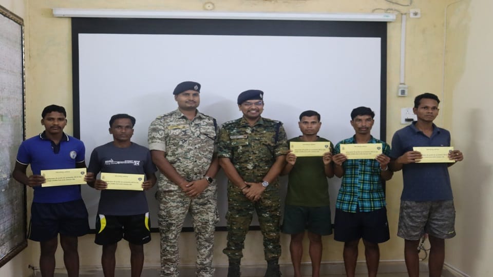 पांच नक्सलियों ने किया सरेंडर
