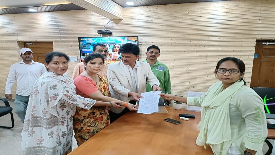 Regarding the demand for bridge construction Shishtamanadal met DM in pithoragarh
