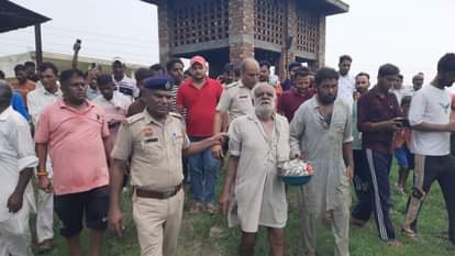 पुलिस हिरासत में दोनों व्यक्ति।