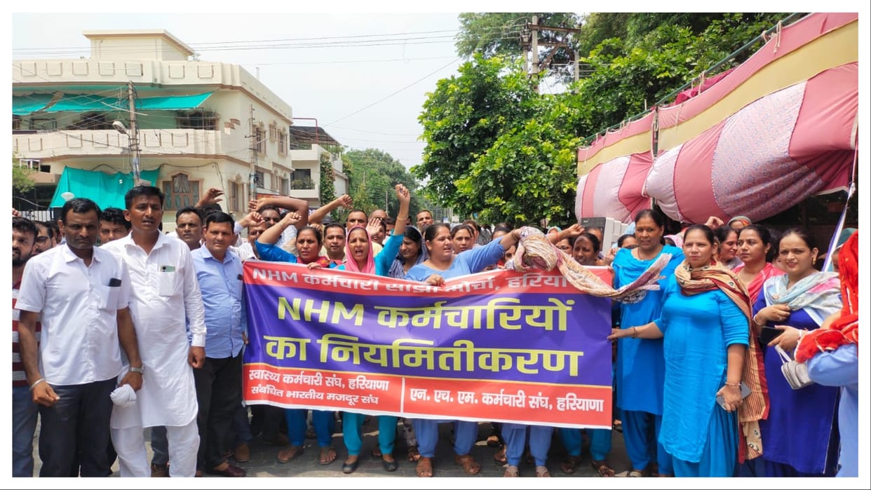Fatheabad: Striking NHM employees burnt copies of Finance Department orders