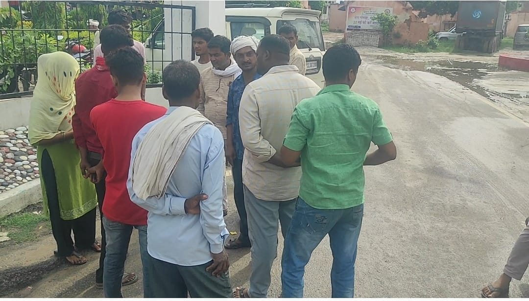Gonda: Love happened on Facebook, mother left five children, husband later handed her over to her lover in fil