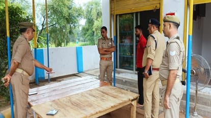 Pratapbarh Crime Bike riding miscreants looted Rs 2 lakh from petrol pump salesman at gunpoint, created panic