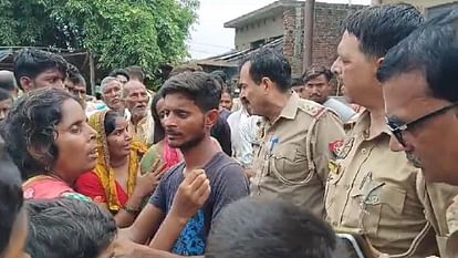 Family members demanding that the accused of murdering father and daughter be sent to jail in Shahjahanpur