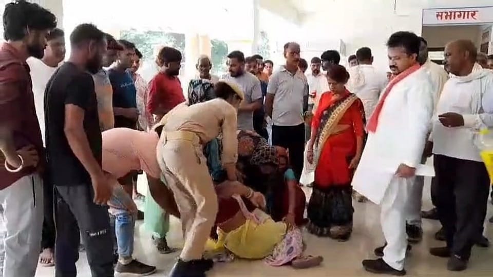 Slogans and uproar at the Collectorate in protest against removal of shops