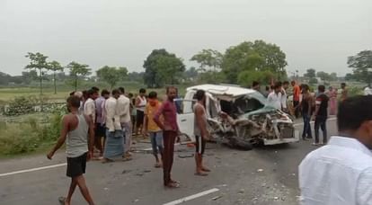 A pickup hits a car in laharpur kotwali in Sitapur.