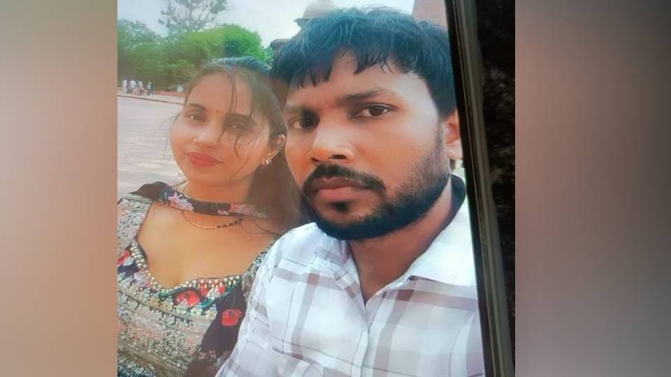 couple died after being hit their car by truck in Mainpuri They returning from Delhi with garments