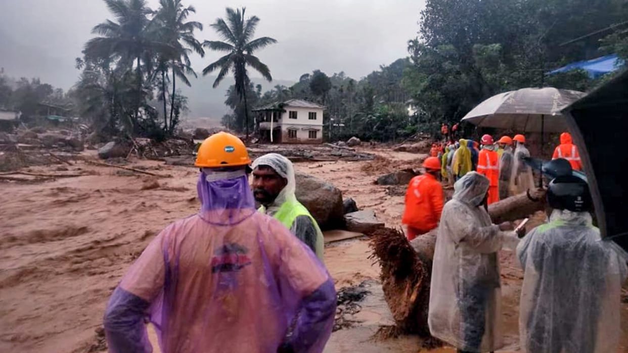 Armys Jaki Dixie and Sara search for life under rubble in landslides hit Wayanad news in hindi