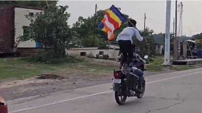 Video viral of young man stunts on highway in mirzapur