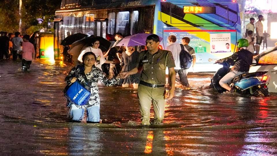 Delhi again flooded due to heavy rain, roads became ponds; Pictures will tell the condition of the capital