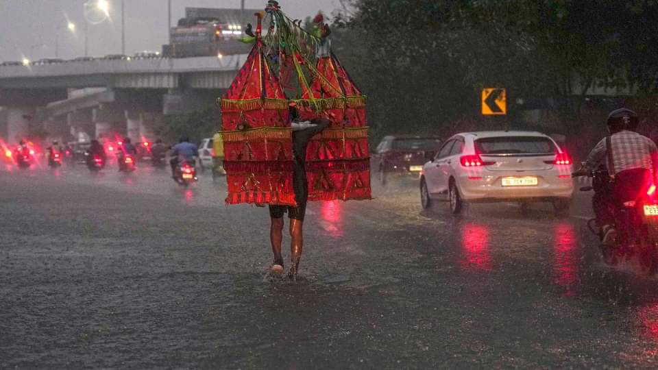 Delhi again flooded due to heavy rain, roads became ponds; Pictures will tell the condition of the capital
