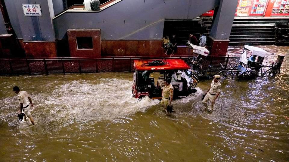Delhi again flooded due to heavy rain, roads became ponds; Pictures will tell the condition of the capital
