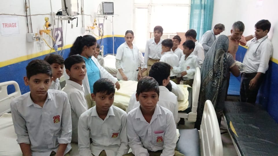 Kasganj News 55 children fell ill after eating mid-day meal in Kasganj condition of 26 deteriorated