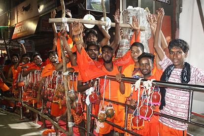 Kanwariyas queued up from midnight for Jalabhishek of kashi vishwanath obtained on Guru Pradosh