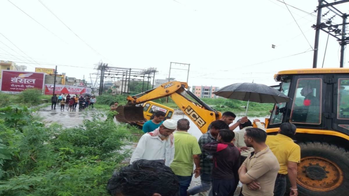 Heavy rains in many districts due to strong system, van full of children stuck in drain, alert for heavy rain