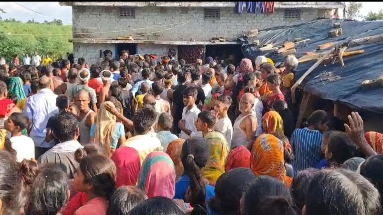 Bihar News : Bihar Police engaged after Murder of student in Begusarai, villagers attacked accused house.