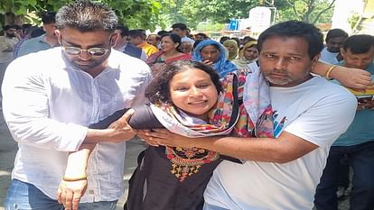 Congress workers protest in the police station due to the missing teenager not being found in rudrapur