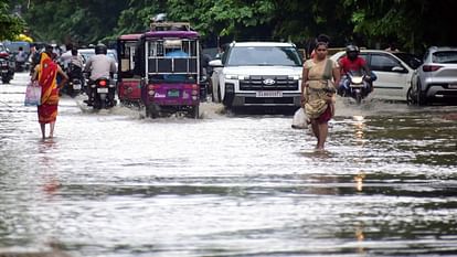 Due to one and a half hour rain, a large part of the city became a pond, waterlogging everywhere, water enter