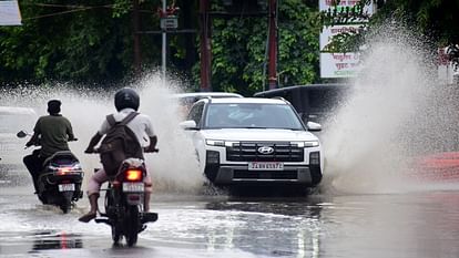 Prayagraj : डेढ़ घंटे की बारिश में शहर का बड़ा हिस्सा बना तालाब, हर तरफ जलभराव, घरों में घुसा पानी Due to one and a half hour rain, a large part of the city became a pond, waterlogging everywhere, water enter